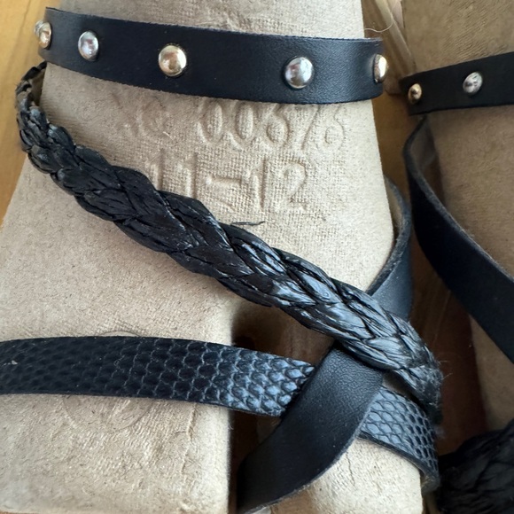 DOLCE VITA Black and Tan Sandals with Multi-Strap Design Sz 8.5 Excel Condition - Picture 4 of 7